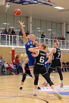 06 11 2021, xovx, Basketball Damen Bundesliga DBBL, BC pharmaserv Marburg Rheinland Lions v l Marie Bertholdt BC pharmaserv Marburg , Birte Thimm Rheinland Lions , Lisa Koop Rheinland Lions Marburg Georg Gaßmann Halle Hessen Deutschland DE