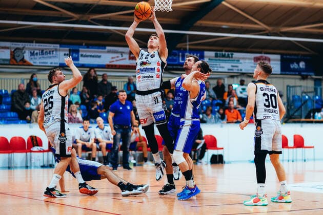 BB 2BL BSW Sixers TKS 49ers Hendrik Warner 31 BSW Sixers during the 2021 season 22 men in the Barmer 2 Bundesliga ProB between BSW Sixers and TKS 49ers at Ballsporthalle Sandersdorf on 6 November 2021 in Sandersdorf, Saxony Anhalt, Germany