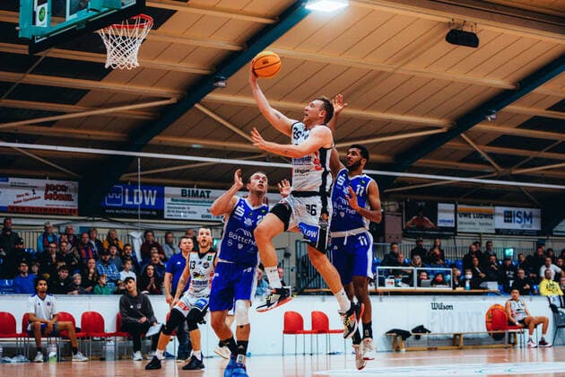 BB 2BL BSW Sixers TKS 49ers Frederik Rungby 26 BSW Sixers , Alexander Toyin Giese 11 TKS 49ers , Nico Kaml 25 TKS 49ers during the 2021 season 22 men in the Barmer 2 Bundesliga ProB between BSW Sixers and TKS 49ers at Ballsporthalle Sandersdorf on 6 November 2021 in Sandersdorf, Saxony Anhalt, Germany