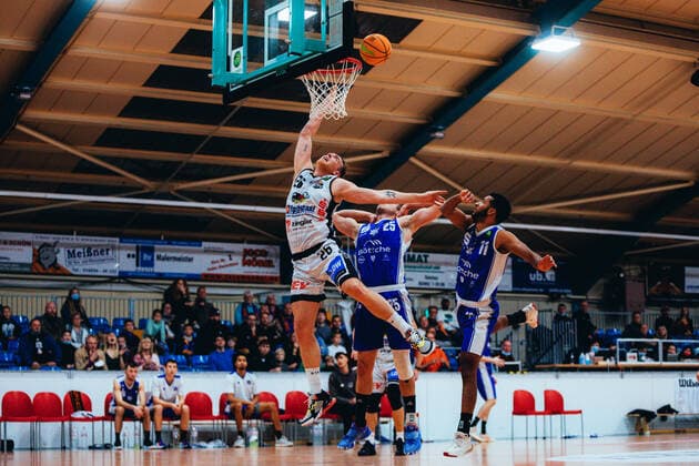 BB 2BL BSW Sixers TKS 49ers Frederik Rungby 26 BSW Sixers , Alexander Toyin Giese 11 TKS 49ers , Nico Kaml 25 TKS 49ers during the 2021 season 22 men in the Barmer 2 Bundesliga ProB between BSW Sixers and TKS 49ers at Ballsporthalle Sandersdorf on 6 November 2021 in Sandersdorf, Saxony Anhalt, Germany