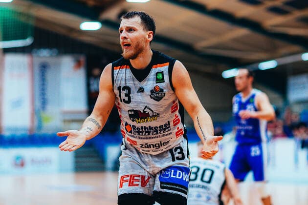 BB 2BL BSW Sixers TKS 49ers Lukas Kazlauskas 13 BSW Sixers during the 2021 season 22 men in the Barmer 2 Bundesliga ProB between BSW Sixers and TKS 49ers at Ballsporthalle Sandersdorf on 6 November 2021 in Sandersdorf, Saxony Anhalt, Germany