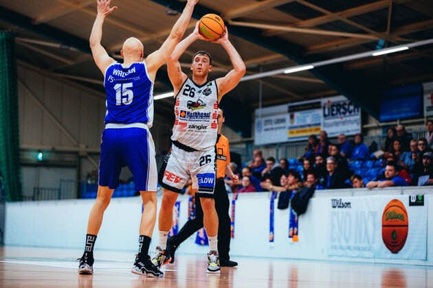 BB 2BL BSW Sixers TKS 49ers Frederik Rungby 26 BSW Sixers , Leonik Wadehn 15 TKS 49ers during the 2021 season 22 men in the Barmer 2 Bundesliga ProB between BSW Sixers and TKS 49ers at Ballsporthalle Sandersdorf on 6 November 2021 in Sandersdorf, Saxony Anhalt, Germany