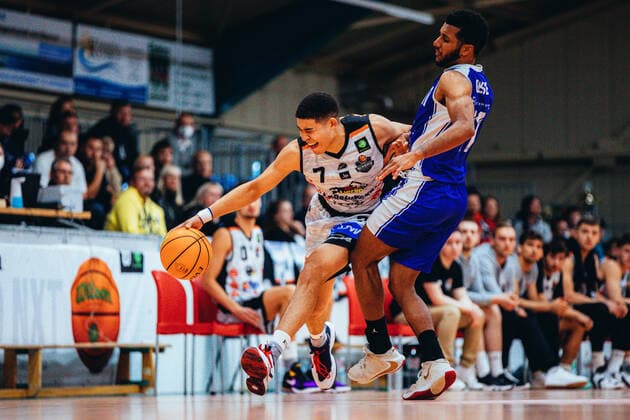 BB 2BL BSW Sixers TKS 49ers Evans Rapieque 7 BSW Sixers , Alexander Toyin Giese 11 TKS 49ers during the 2021 season 22 men in the Barmer 2 Bundesliga ProB between BSW Sixers and TKS 49ers at Ballsporthalle Sandersdorf on 6 November 2021 in Sandersdorf, Saxony Anhalt, Germany