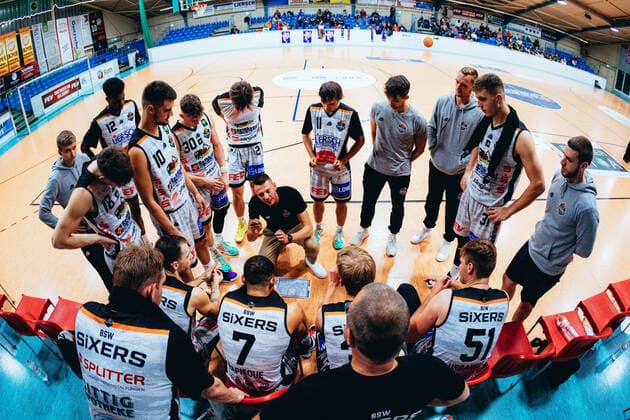 BB 2BL BSW Sixers TKS 49ers Team BSW Sixers in timeout Coach Christopher Schneider BSW Sixers during the 2021 season 22 men in the Barmer 2 Bundesliga ProB between BSW Sixers and TKS 49ers at the Ballsporthalle Sandersdorf on 6 November 2021 in Sandersdorf, Saxony Anhalt, Germany