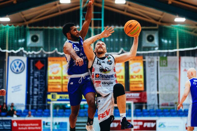 BB 2BL BSW Sixers TKS 49ers Lukas Kazlauskas 13 BSW Sixers during the 2021 season 22 men in the Barmer 2 Bundesliga ProB between BSW Sixers and TKS 49ers at Ballsporthalle Sandersdorf on 6 November 2021 in Sandersdorf, Saxony Anhalt, Germany