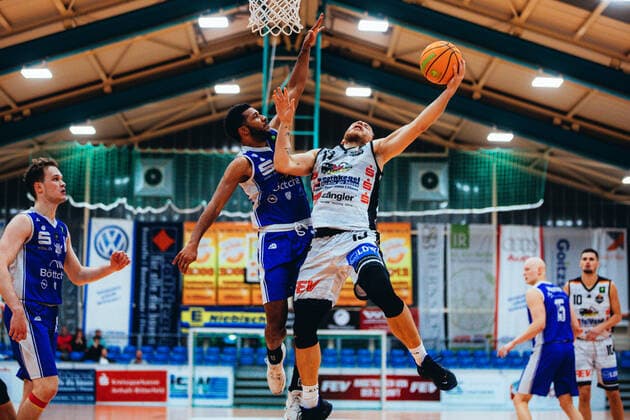 BB 2BL BSW Sixers TKS 49ers Lukas Kazlauskas 13 BSW Sixers during the 2021 season 22 men in the Barmer 2 Bundesliga ProB between BSW Sixers and TKS 49ers at Ballsporthalle Sandersdorf on 6 November 2021 in Sandersdorf, Saxony Anhalt, Germany