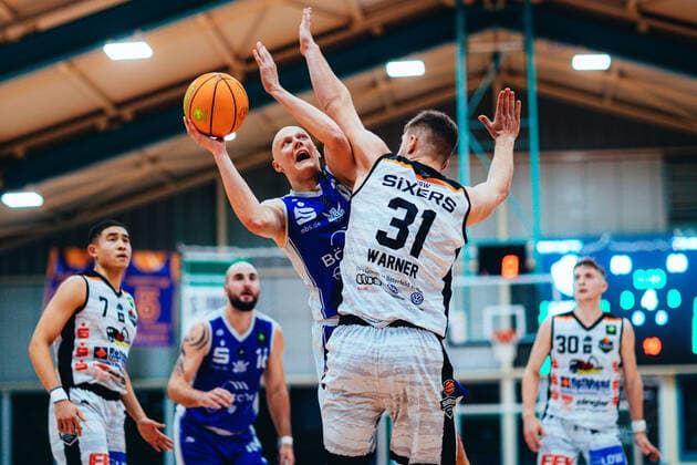 BB 2BL BSW Sixers TKS 49ers Leonik Wadehn 15 TKS 49ers , Hendrik Warner 31 BSW Sixers during the season 2021 22 men in the Barmer 2 Bundesliga ProB between BSW Sixers and TKS 49ers at the Ballsporthalle Sandersdorf on 6 November 2021 in Sandersdorf, Saxony Anhalt, Germany