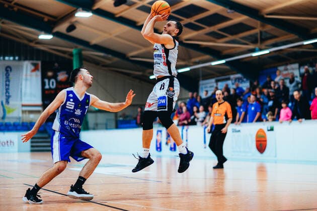 BB 2BL BSW Sixers TKS 49ers Lukas Kazlauskas 13 BSW Sixers , Jordan Geary Müller 7 TKS 49ers during the 2021 season 22 men in the Barmer 2 Bundesliga ProB between BSW Sixers and TKS 49ers at Ballsporthalle Sandersdorf on 6 November 2021 in Sandersdorf, Saxony Anhalt, Germany