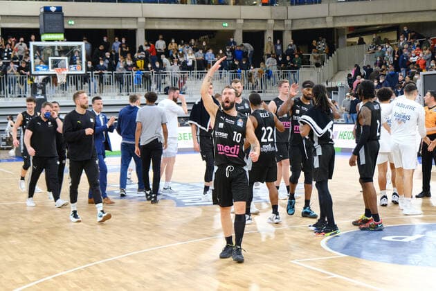 Players Bayreuth after the victory during the BBL match of MLP Academics Heidelberg vs medi bayreuth basketball in the 1 Basketball Bundesliga on 06 11 2021 MLP Academics Heidelberg vs medi bayreuth basketball, Basketball, Easycredit BBL, 06 11 2021 Heidelberg Copyright: xEibner-Pressefotox xMichaelxBermelx