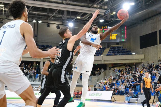 Kelvin Martin MLP Academics Heidelberg, 10 in a duel with Andreas Seiferth medi bayreuth, 11 during the BBL match of MLP Academics Heidelberg vs medi bayreuth basketball in the 1 Basketball Bundesliga on 06 11 2021 MLP Academics Heidelberg vs medi bayreuth basketball, Basketball, Easycredit BBL, 06 11 2021 Heidelberg Copyright: xEibner-Pressefotox xMichaelxBermelx