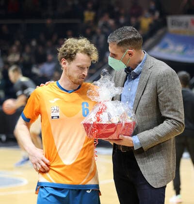 Per Guenther ratiopharm Ulm ends his career after this season, it is the last time he plays in Braunschweig, manager Nils Mittmann Braunschweig presents Guenther with a gift basket