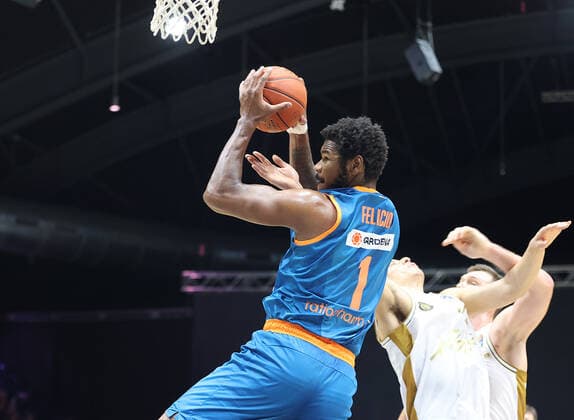 Successful basket throw by Cristiano Felicio ratiopharm Ulm