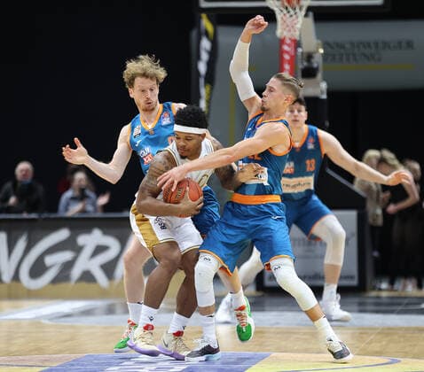Per Guenther ratiopharm Ulm , Tookie Brown Basketball Loewen Braunschweig , Thomas Klepeisz ratiopharm Ulm