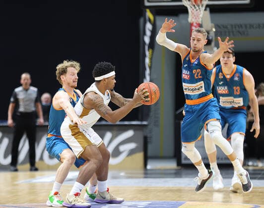 Per Guenther ratiopharm Ulm , Tookie Brown Basketball Loewen Braunschweig , Thomas Klepeisz ratiopharm Ulm