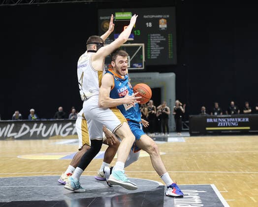 David Kraemer Basketball Loewen Braunschweig , Fedor Zugic ratiopharm Ulm 44