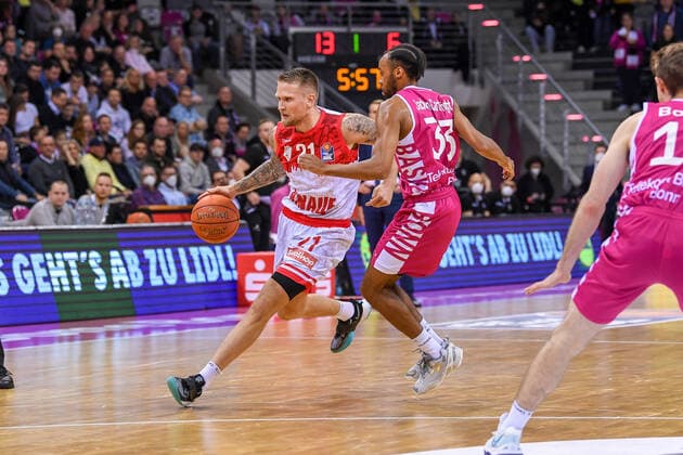 easyCredit BBL, Telekom Baskets Bonn vs s Oliver Würzburg, 06 11 2021 Aigars Skele s Oliver Würzburg, 21 , Parker Jackson Cartwright Telekom Baskets Bonn, 33 , easyCredit BBL, Telekom Baskets Bonn vs s Oliver Würzburg on 06 11 2021 at Telekom Dome Bonn, Bonn Nordrhein Westfalen Copyright: xBEAUTIFULxSPORTS Mueller-Laschetx
