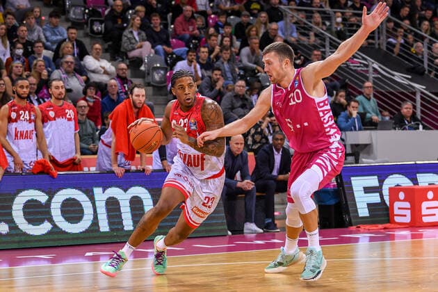 easyCredit BBL, Telekom Baskets Bonn vs s Oliver Würzburg, 06 11 2021 Desi Rodriguez s Oliver Würzburg, 23 , Saulius Kulvietis Telekom Baskets Bonn, 10 , easyCredit BBL, Telekom Baskets Bonn vs s Oliver Würzburg on 06 11 2021 at Telekom Dome Bonn, Bonn Nordrhein Westfalen Copyright: xBEAUTIFULxSPORTS Mueller-Laschetx