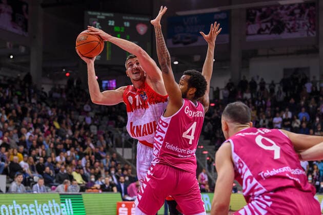 easyCredit BBL, Telekom Baskets Bonn vs s Oliver Würzburg, 06 11 2021 Tomasz Gielo s Oliver Würzburg, 11 , Justin Gorham Telekom Baskets Bonn, 4 , easyCredit BBL, Telekom Baskets Bonn vs s Oliver Würzburg on 06 11 2021 at Telekom Dome Bonn, Bonn Nordrhein Westfalen Copyright: xBEAUTIFULxSPORTS Mueller-Laschetx