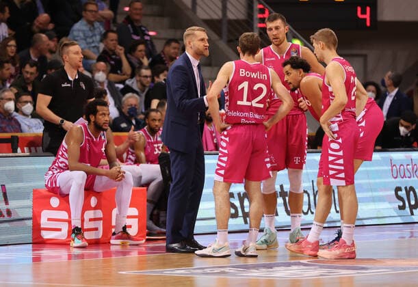 Bonn, Germany, 06 11 2021, Telekom Dome, basketball, BBL, Telekom Baskets Bonn vs S Oliver Wuerzburg head coach Tuomas Lisalo Bonn discusses his team