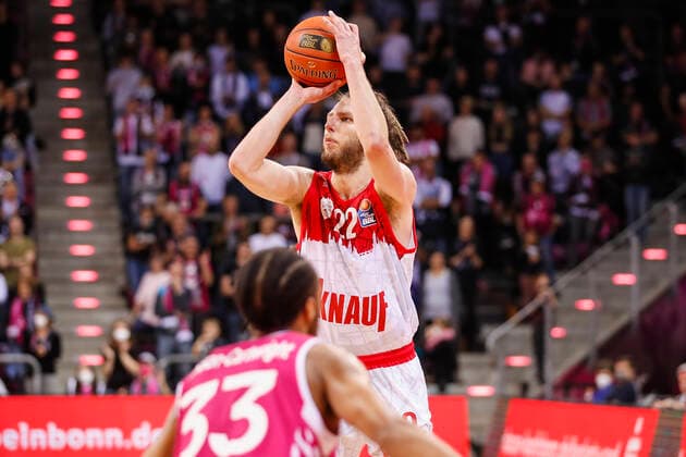 GER, Bonn, Telekom Dome, 06 11 2021, emspor, emonline, despor, deonline, Telekom Baskets Bonn vs s Oliver Wuerzburg, easyCredit BBL, matchday 7 picture Craig Moller s Oliver Wuerzburg with the three-pointer Copyright: HMBxMedia JulienxBecker