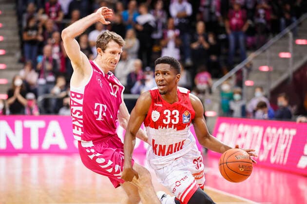 GER, Bonn, Telekom Dome, 06 11 2021, emspor, emonline, despor, deonline, Telekom Baskets Bonn vs s Oliver Wuerzburg, easyCredit BBL, Matchday 7 Image v l Skyler Bowlin Telekom Baskets Bonn vs Kerron Johnson s Oliver Wuerzburg Copyright: HMBxMedia JulienxBecker