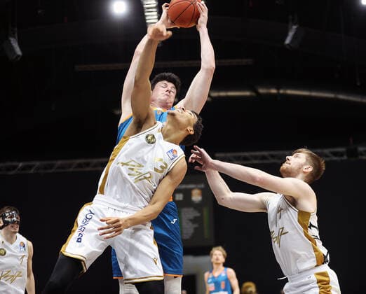 Nicolas Bretzel ratiopharm Ulm , Brandon Tischler Basketball Loewen Braunschweig , Luc van Slooten Basketball Loewen Braunschweig , v l