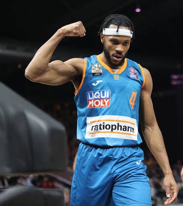 Jaron Blossomgame ratiopharm Ulm after his basket success he lets his muscles play