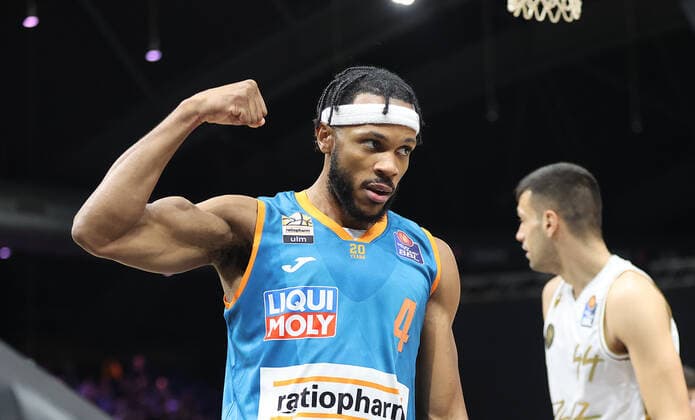 Jaron Blossomgame ratiopharm Ulm after his basket success he lets his muscles play
