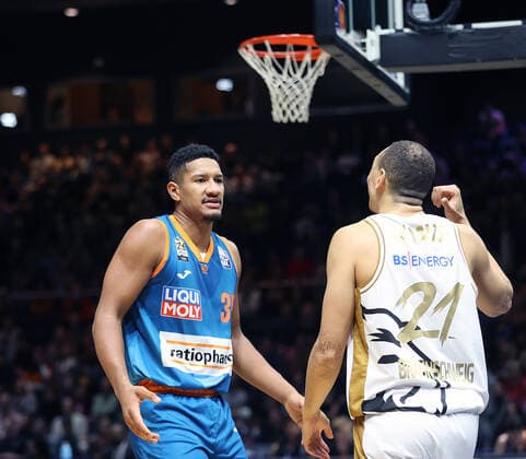 Karim Jallow ratiopharm Ulm , Robin Amaize Basketball Loewen Braunschweig