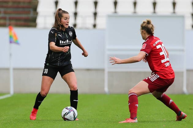 f l Carlotta Wamser SGS Essen, 30 and Carolin Simon Caro Simon, FC Bayern München, 30 in duel, duel, dynamic, action, game scene, THE DFB REGULATIONS PROHIBIT ANY USE OF PHOTOGRAPHS AS IMAGE SEQUENCES AND OR QUASI VIDEO , 06 11 2021, Essen Germany , Football, Flyeralarm Frauen Bundesliga, SGS Essen FC Bayern München xobx