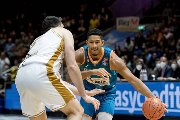 Basketball Loewen Braunschweig ratiopharm ulm Karim Jallow No 35 Ratiopharm Ulm vs Owen Klassen No 5 Basketball Loewen Braunschweig Basketball Loewen Braunschweig ratiopharm ulm, basketball, BBL, season 2021 2022, 6 11 2021 Braunschweig. Copyright: xHelbigx xEibner-Pressefotox EP_helbig