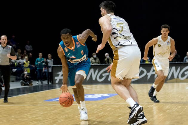 Basketball Loewen Braunschweig ratiopharm ulm Semaj Christon Nr 0 Ratiopharm Ulm vs Owen Klassen Nr 5 Basketball Loewen Braunschweig Basketball Loewen Braunschweig ratiopharm ulm, Basketball, BBL, season 2021 2022, 6 11 2021 Braunschweig. Copyright: xHelbigx xEibner-Pressefotox EP_helbig