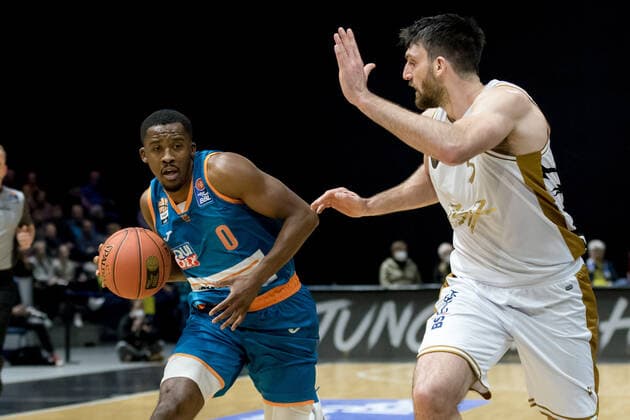 Basketball Loewen Braunschweig ratiopharm ulm Semaj Christon Nr 0 Ratiopharm Ulm vs Owen Klassen Nr 5 Basketball Loewen Braunschweig Basketball Loewen Braunschweig ratiopharm ulm, Basketball, BBL, season 2021 2022, 6 11 2021 Braunschweig. Copyright: xHelbigx xEibner-Pressefotox EP_helbig