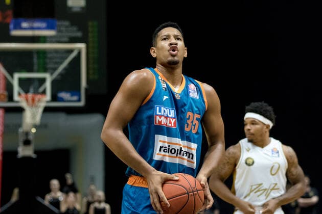 Basketball Loewen Braunschweig ratiopharm ulm Karim Jallow No 35 Ratiopharm Ulm free throw former player braunschweig Basketball Loewen Braunschweig ratiopharm ulm, Basketball, BBL, season 2021 2022, 6 11 2021 Braunschweig Copyright: xHelbigx xEibner-Pressefotox EP_helbig
