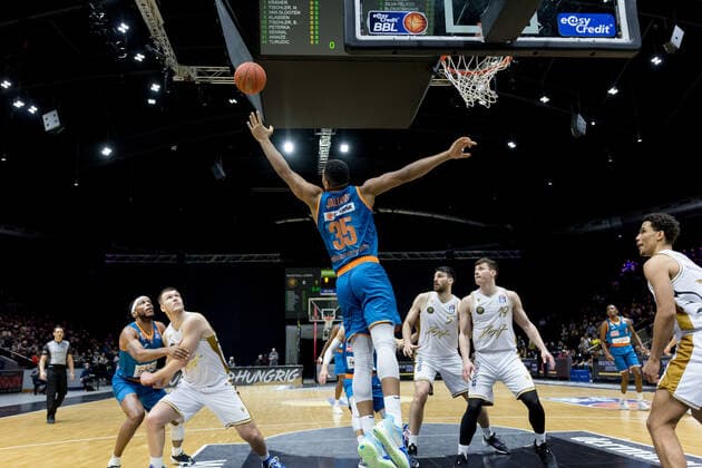 Basketball Loewen Braunschweig ratiopharm ulm Karim Jallow No 35 Ratiopharm Ulm under the basket Basketball Loewen Braunschweig ratiopharm ulm, basketball, BBL, season 2021 2022, 6 11 2021 Braunschweig Copyright: xHelbigx xEibner-Pressefotox EP_helbig