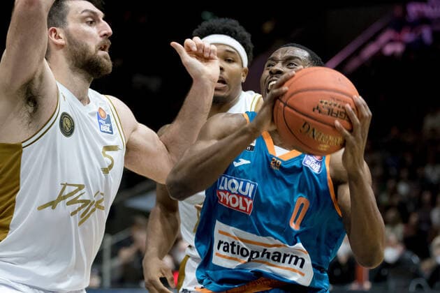Basketball Loewen Braunschweig ratiopharm ulm Semaj Christon Nr 0 Ratiopharm Ulm vs Owen Klassen Nr 5 Basketball Loewen Braunschweig Basketball Loewen Braunschweig ratiopharm ulm, Basketball, BBL, season 2021 2022, 6 11 2021 Braunschweig. Copyright: xHelbigx xEibner-Pressefotox EP_helbig
