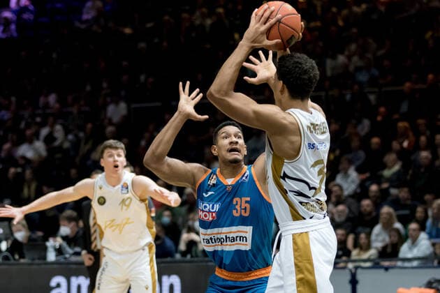 Basketball Loewen Braunschweig ratiopharm ulm Karim Jallow No 35 Ratiopharm Ulm vs Nicholas Tischler No 3 Basketball Loewen Braunschweig Basketball Loewen Braunschweig ratiopharm ulm, Basketball, BBL, 2021 2022 season, 6 11 2021 Braunschweig. Copyright: xHelbigx xEibner-Pressefotox EP_helbig