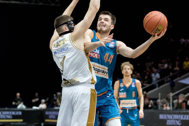 Basketball Loewen Braunschweig ratiopharm ulm Fedor Zugic No 44 Ratiopharm Ulm vs David Kraemer No 1 Basketball Loewen Braunschweig Basketball Loewen Braunschweig ratiopharm ulm, basketball, BBL, season 2021 2022, 6 11 2021 Braunschweig. Copyright: xHelbigx xEibner-Pressefotox EP_helbig
