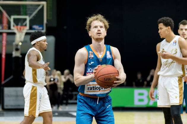 Basketball Loewen Braunschweig ratiopharm ulm Per Guenther No 6 Ratiopharm Ulm free throw basketball Loewen Braunschweig ratiopharm ulm, basketball, BBL, season 2021 2022, 6 11 2021 Braunschweig. Copyright: xHelbigx xEibner-Pressefotox EP_helbig