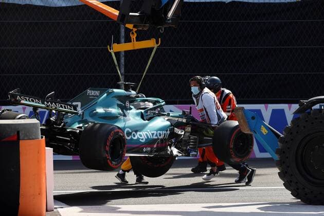 Tow Truck Moves Canadian Aston Martin Lance Stroll s Vehicle After It Crashed during the third practice for the Formula One Grand Prix of Mexico, that takes place at the Hermanos Rodriguez Autodrome, in Mexico City, Mexico, 06 November 2021. Formula One Grand Prix of Mexico !ACHTUNG: NUR REDAKTIONELLE NUTZUNG!  Copyright: xJosexMendezx AMDEP2056 20211106-b159aab2060ee07807824109fad38d2a23d5b655