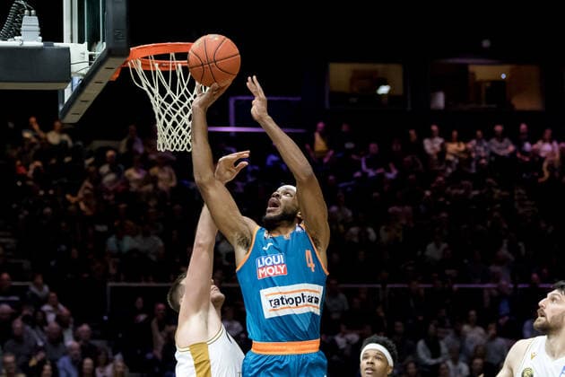 Basketball Loewen Braunschweig ratiopharm ulm Jaron Blossomgame Nr 4 Ratiopharm Ulm at the basket Basketball Loewen Braunschweig ratiopharm ulm, Basketball, BBL, season 2021 2022, 6 11 2021 Braunschweig. Copyright: xEibner-Pressefoto Jan-FredericxHelbigx