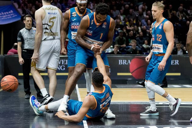 Basketball Loewen Braunschweig ratiopharm ulm Christiano Felicio Nr 1 Ratiopharm Ulm help Karim Jallow Nr 35 Ratiopharm Ulm Basketball Loewen Braunschweig ratiopharm ulm, basketball, BBL, season 2021 2022, 6 11 2021 Braunschweig. Copyright: xEibner-Pressefoto Jan-FredericxHelbigx