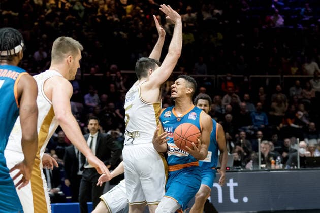Basketball Loewen Braunschweig ratiopharm ulm Karim Jallow No 35 Ratiopharm Ulm vs Owen Klassen No 5 Basketball Loewen Braunschweig Basketball Loewen Braunschweig ratiopharm ulm, basketball, BBL, season 2021 2022, 6 11 2021 Braunschweig. Copyright: xEibner-Pressefoto Jan-FredericxHelbigx