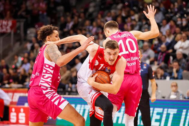 GER, Bonn, Telekom Dome, 06 11 2021, emspor, emonline, despor, deonline, Telekom Baskets Bonn vs s Oliver Wuerzburg, easyCredit BBL, Matchday 7 Picture f l Michael Kessens Telekom Baskets Bonn , Tomasz Gielo s Oliver Wuerzburg and Saulius Kulvietis Telekom Baskets Bonn Copyright: HMBxMedia JulienxBecker
