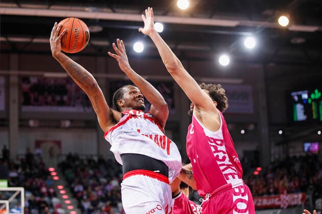 GER, Bonn, Telekom Dome, 06 11 2021, emspor, emonline, despor, deonline, Telekom Baskets Bonn vs s Oliver Wuerzburg, easyCredit BBL, Matchday 7 Picture v l William Buford s Oliver Wuerzburg vs Michael Kessens Telekom Baskets Bonn. Copyright: HMBxMedia JulienxBecker