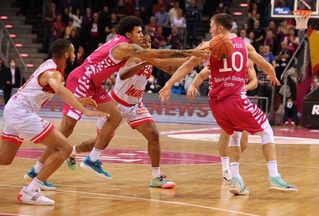 Bonn, Germany, 06 11 2021, Telekom Dome, Basketball, BBL, Telekom Baskets Bonn vs S Oliver Wuerzburg Tyson Ward Bonn , Saulius Kulvietis Bonn