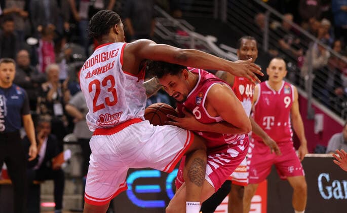 Bonn, Germany, 06 11 2021, Telekom Dome, Basketball, BBL, Telekom Baskets Bonn vs S Oliver Wuerzburg Desi Rodriguez Wuerzburg , Michael Kessens Bonn