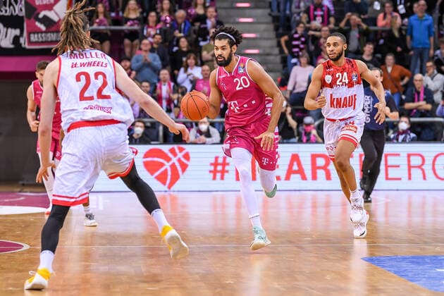 easyCredit BBL, Telekom Baskets Bonn vs s Oliver Würzburg, 06 11 2021 Jeremy Morgan Telekom Baskets Bonn, 20 , Craig Moller s Oliver Würzburg, 22 , Cameron Hunt s Oliver Würzburg, 24 , easyCredit BBL, Telekom Baskets Bonn vs s Oliver Würzburg on 06 11 2021 at Telekom Dome Bonn, Bonn North Rhine Westphalia. Copyright: xBEAUTIFULxSPORTS Mueller-Laschetx