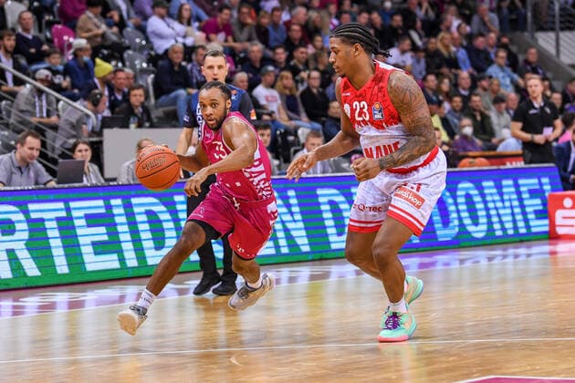 easyCredit BBL, Telekom Baskets Bonn vs s Oliver Würzburg, 06 11 2021 Parker Jackson Cartwright Telekom Baskets Bonn, 33 , Desi Rodriguez s Oliver Würzburg, 23 , easyCredit BBL, Telekom Baskets Bonn vs s Oliver Würzburg on 06 11 2021 at Telekom Dome Bonn, Bonn Nordrhein Westfalen Copyright: xBEAUTIFULxSPORTS Mueller-Laschetx