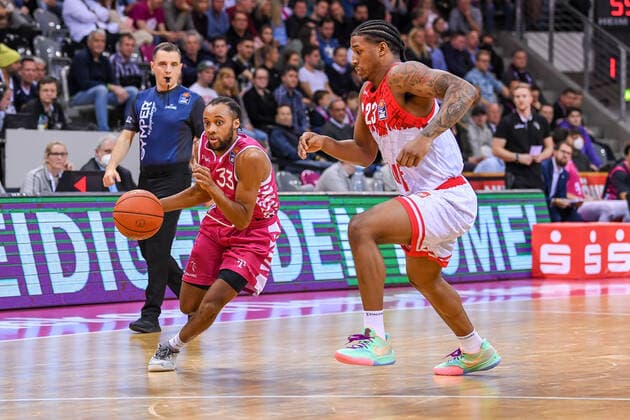 easyCredit BBL, Telekom Baskets Bonn vs s Oliver Würzburg, 06 11 2021 Parker Jackson Cartwright Telekom Baskets Bonn, 33 , Desi Rodriguez s Oliver Würzburg, 23 , easyCredit BBL, Telekom Baskets Bonn vs s Oliver Würzburg on 06 11 2021 at Telekom Dome Bonn, Bonn Nordrhein Westfalen Copyright: xBEAUTIFULxSPORTS Mueller-Laschetx